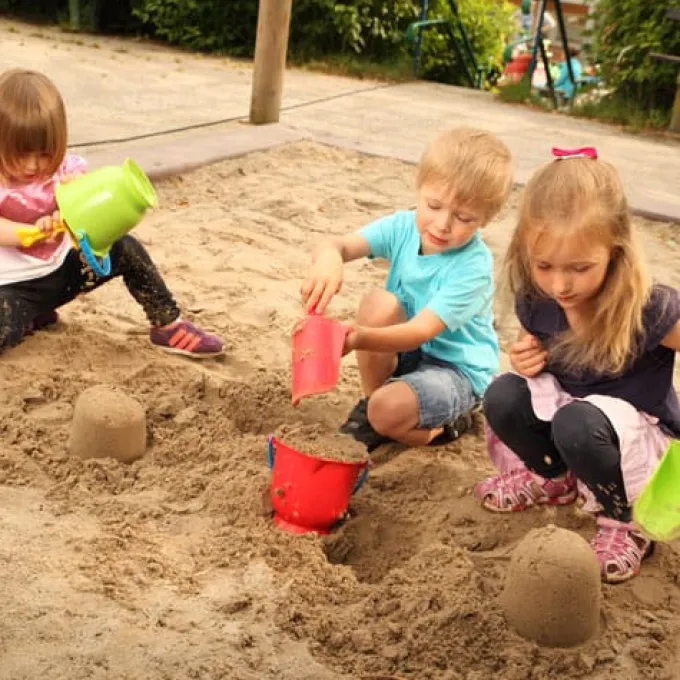 Sandlek - Spade i plast